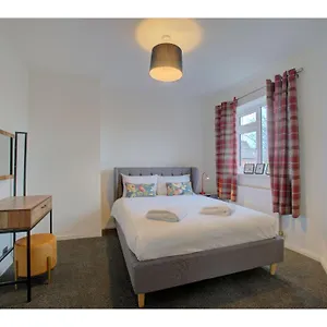 Holiday home Gorgeous 3 Bed Near Airport, Manchester